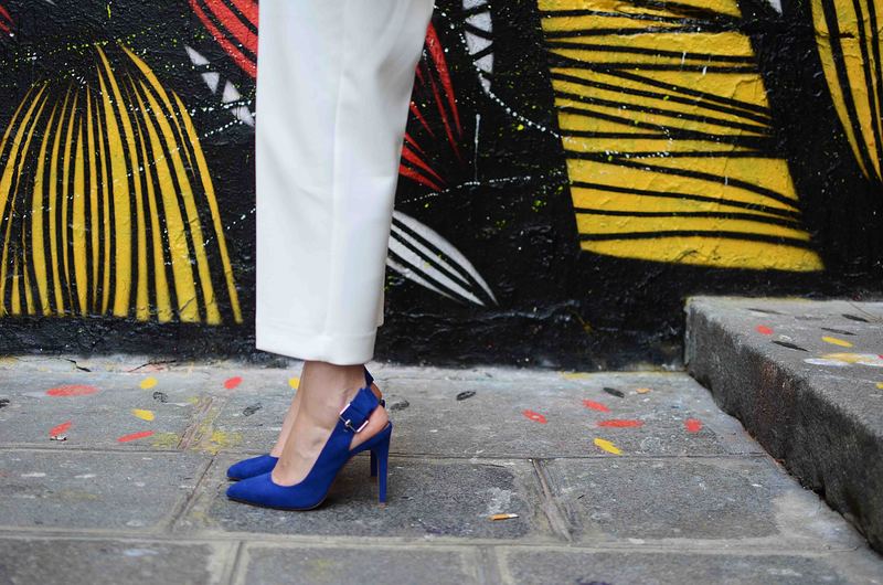 Completo_bianco_Paula_Cademartori_Tacchi_blu_2.JPG